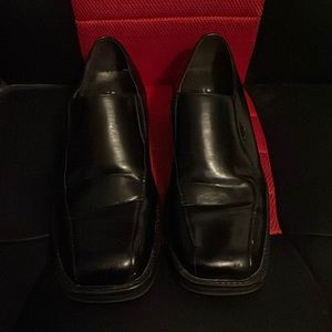 Access dress shoes